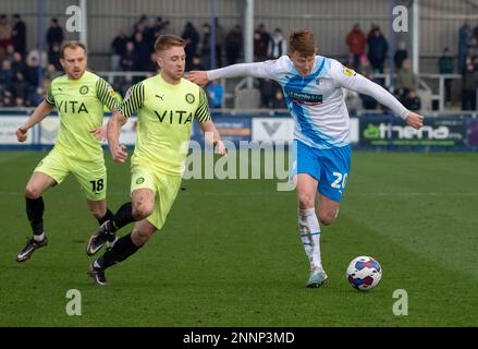 Barrow's GED Garner in Aktion während des Spiels der Sky Bet League 2 zwischen Barrow und Stockport County in der Holker Street, Barrow-in-Furness am Samstag, den 25. Februar 2023. (Foto: Ian Allington | MI News) Kredit: MI News & Sport /Alamy Live News Stockfoto