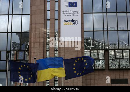 Brüssel, Region Brüssel-Hauptstadt, Belgien. 25. Februar 2023. Europäische und ukrainische Flaggen schweben vor dem Sitz des Europäischen Rates anlässlich des einjährigen Jubiläums der russischen Invasion der Ukraine in Brüssel, Belgien, am 25. Februar 2023. (Kreditbild: © Valeria Mongelli/ZUMA Press Wire) NUR REDAKTIONELLE VERWENDUNG! Nicht für den kommerziellen GEBRAUCH! Kredit: ZUMA Press, Inc./Alamy Live News Stockfoto