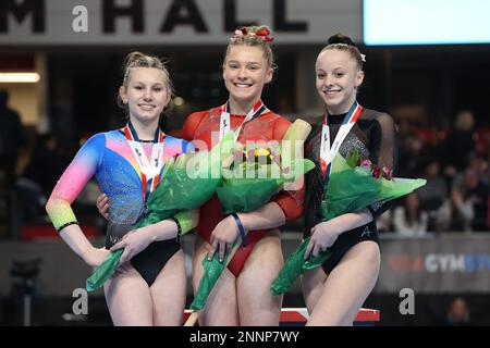 Louisville, KY, USA. 25. Februar 2023. Lexi Zeiss von Twin City Twisters (Center) gewann beim WinterCup 2023 in Louisville, KY, den allumfassenden Wettbewerb für Seniorinnen. Ashlee Sullivan von WOGA gewann Silber (links) und Nola Matthews von Airborne (rechts) Bronze. Melissa J. Perenson/CSM/Alamy Live News Stockfoto