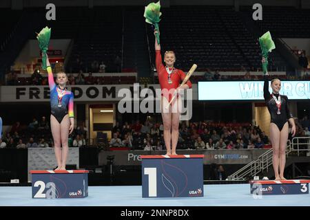 Louisville, KY, USA. 25. Februar 2023. Lexi Zeiss von Twin City Twisters gewann beim Wintercup 2023 in Louisville, KY, den allumfassenden Wettbewerb für Seniorinnen. Ashlee Sullivan von der WOGA gewann Silber, und Nola Matthews von der Airborne gewann Bronze. Melissa J. Perenson/CSM/Alamy Live News Stockfoto