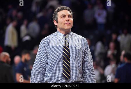 Atlanta, GA, USA. 25. Februar 2023. Georgia Tech Yellow Jackets Coach Josh Pastner verlässt das Spielfeld nach einem Basketballspiel des NCAA College gegen die Louisville Cardinals im McCamish Pavilion in Atlanta, GA. Austin McAfee/CSM/Alamy Live News Stockfoto