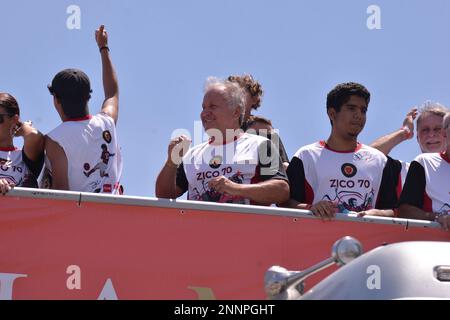 Rio de Janeiro, Rio de Janeiro, Brasilien. 25. Februar 2023. (INT) FLA-Master-Block auf dem Straßenkarneval in Rio de Janeiro. 25. Februar 2023, Rio de Janeiro, Brasilien: Feierlicher Karnevalsblock von FLA, der am Samstag (25) in Barra da Tijuca in Rio de Janeiro vorgeführt wurde. Zico, Flamengo Idol wurde zusammen mit anderen ehemaligen Spielern, Fans und Teamkollegen geehrt. Kredit: Silvia Machado/Thenews2 (Kredit: © Silvia Machado/TheNEWS2 via ZUMA Press Wire) NUR REDAKTIONELLE VERWENDUNG! Nicht für den kommerziellen GEBRAUCH! Stockfoto