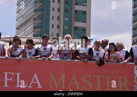 Rio de Janeiro, Rio de Janeiro, Brasilien. 25. Februar 2023. (INT) FLA-Master-Block auf dem Straßenkarneval in Rio de Janeiro. 25. Februar 2023, Rio de Janeiro, Brasilien: Feierlicher Karnevalsblock von FLA, der am Samstag (25) in Barra da Tijuca in Rio de Janeiro vorgeführt wurde. Zico, Flamengo Idol wurde zusammen mit anderen ehemaligen Spielern, Fans und Teamkollegen geehrt. Kredit: Silvia Machado/Thenews2 (Kredit: © Silvia Machado/TheNEWS2 via ZUMA Press Wire) NUR REDAKTIONELLE VERWENDUNG! Nicht für den kommerziellen GEBRAUCH! Stockfoto