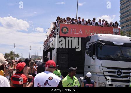 Rio de Janeiro, Rio de Janeiro, Brasilien. 25. Februar 2023. (INT) FLA-Master-Block auf dem Straßenkarneval in Rio de Janeiro. 25. Februar 2023, Rio de Janeiro, Brasilien: Feierlicher Karnevalsblock von FLA, der am Samstag (25) in Barra da Tijuca in Rio de Janeiro vorgeführt wurde. Zico, Flamengo Idol wurde zusammen mit anderen ehemaligen Spielern, Fans und Teamkollegen geehrt. Kredit: Silvia Machado/Thenews2 (Kredit: © Silvia Machado/TheNEWS2 via ZUMA Press Wire) NUR REDAKTIONELLE VERWENDUNG! Nicht für den kommerziellen GEBRAUCH! Stockfoto