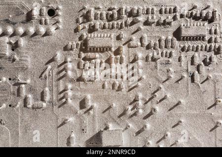 Details der silberfarbenen Computerplatine. Stockfoto