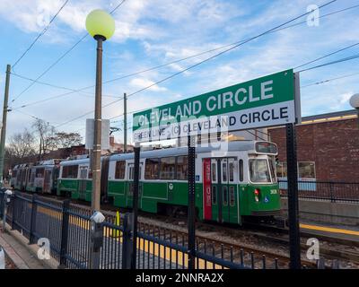 Boston MBTA Green Line Kinki Sharyo Typ 7 Zug am Cleveland Circle Terminal auf der Beacon Street in Brighton, Boston, Massachusetts, MA, USA. Stockfoto
