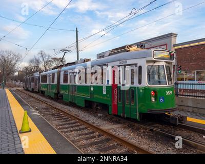 Boston MBTA Green Line Kinki Sharyo Typ 7 Zug am Cleveland Circle Terminal auf der Beacon Street in Brighton, Boston, Massachusetts, MA, USA. Stockfoto