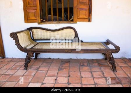 Rattansitz im viktorianischen Stil und Rückenlehnen-Ohnmachtscouch, koggala Museum, sri lanka. Stockfoto