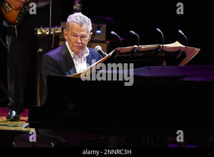 Atlanta, GA, USA. 25. Februar 2023. David Foster auf der Bühne für einen intimen Abend mit David Foster & Katharine McPhee, Atlanta Symphony Hall, Atlanta, GA 25. Februar 2023. Kredit: Derek Storm/Everett Collection/Alamy Live News Stockfoto