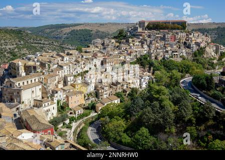 Blick von Ragusa Superiore nach Ragusa Ibla, historisches Viertel von Ragusa, Provinz Ragusa, Sizilien, Italien Stockfoto