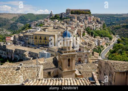 Blick von Ragusa Superiore nach Ragusa Ibla, historisches Viertel von Ragusa, Provinz Ragusa, Sizilien, Italien Stockfoto