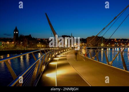 Peace Bridge, over the River Foyle, Blue Hour, Derry-Londonderry, Provinz Ulster, Nordirland, Großbritannien Stockfoto