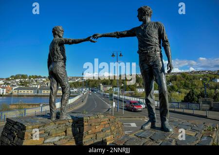 Bronzeskulpturen reichen über die Wasserscheide von Maurice Harron an der Craigavon Bridge über den Fluss Foyle, Monument of Reconciliation Stockfoto