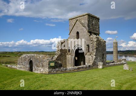 St. Mary's Augustinian Priory, Augustinian Monastery of St Mary, Devenish Island, Lough Erne, Fermanagh County, Nordirland, Vereinigtes Königreich Stockfoto