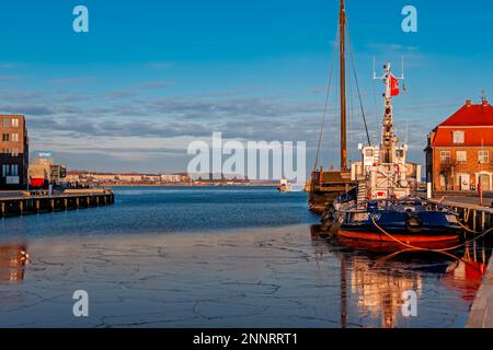 Wismar alter Hafen bei Sonnenuntergang Stockfoto