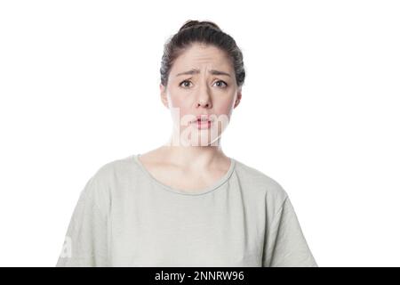 Sprachlos beleidigt junge Frau runzelte mit Unglauben - auf weißem Hintergrund Stockfoto