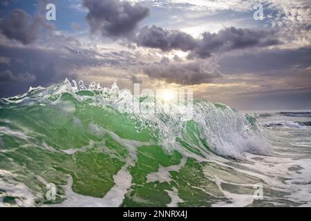 ozeanwellen bei Sonnenuntergang Stockfoto