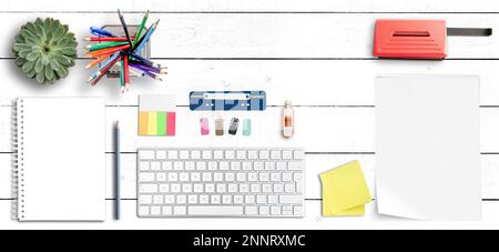 Overhead shot von Sauber aufgeräumten Schreibtisch mit Computer Tastatur, Büromaterial und Spirale Notebook Stockfoto