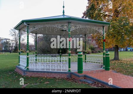 CRAWLEY, WEST SUSSEX/UK - 21. NOVEMBER: Blick von der Bühne in Crawley West Sussex am 21. November 2018. Eine nicht identifizierte Person Stockfoto