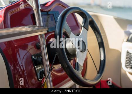 TULCEA DONAUDELTA/RUMÄNIEN - 22. SEPTEMBER: Blick auf das Cockpit eines High speed Touristenboot in Tulcea Donaudelta Rumänien am 22. September 2018 Stockfoto