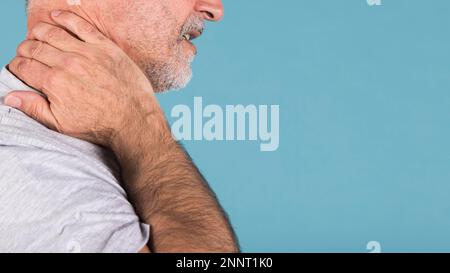 Side-View-Seniorenmensch mit Nackenschmerzen Stockfoto