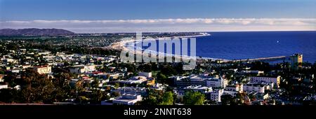 Blick auf die Stadt am Ufer, Ventura, Kalifornien, USA Stockfoto