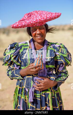 Herero Woman in traditionellem Kostüm, in der Nähe von Khorixas, Kunene Region, Namibia Stockfoto