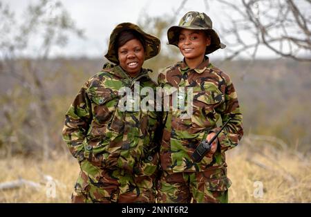 Rangers, Frauen der Black Mambas Anti-Wilderer-Einheit, Balule Wildreservat, Limpopo Provinz, Südafrika Stockfoto