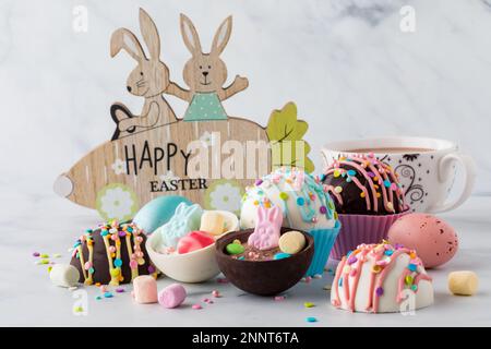 Ostern heiße Schokoladenbomben gefüllt mit Marshmallows und Streuseln. Stockfoto