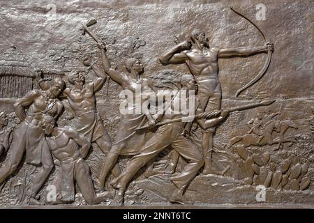 Relief mit historischen Motiven aus der namibischen Geschichte auf dem National Heroes Acre, Kriegsdenkmal der Republik Namibia, Auas Mountains, in der Nähe Stockfoto