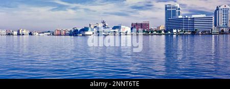 Gebäude am Ufer, Norfolk, Virginia, USA Stockfoto