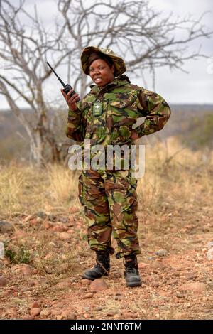 Ranger der Anti-Wilderer-Einheit Black Mambas mit Funfgeraet, Wildreservat Balule, Provinz Limpopo, Südafrika Stockfoto