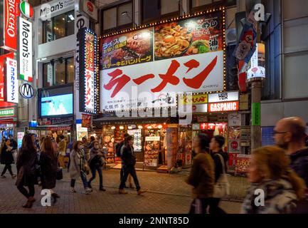 Straßenszene im Shibuya-Viertel bei Nacht, Tokio, Japan Stockfoto