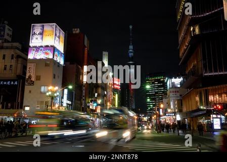 Straßenszene im Stadtteil Asakusa, im Hintergrund Skytree, mit 634 m dem höchsten Fernsehturm der Welt, Tokio, Japan Stockfoto