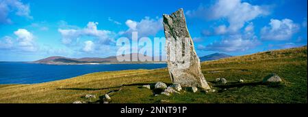 Blick auf den Clach Mhic Leoid (Macleods Stone), Scarista, South Harris, Äußere Hebriden, Schottland Stockfoto