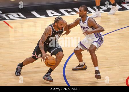 Los Angeles, Usa. 24. Februar 2023. Los Angeles Clippers Forward Kawhi Leonard (L) fährt während eines NBA-Basketballspiels gegen Sacramento Kings Forward Harrison Barnes (R). Kings 176:175 Clippers Credit: SOPA Images Limited/Alamy Live News Stockfoto