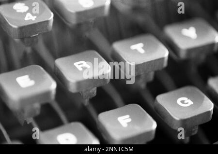 Nahaufnahme der schwarz-weißen Schreibmaschinentasten Stockfoto
