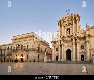 Die Kathedrale von Syrakus (Duomo di Siracusa), früher die Cattedrale metropolitana della Nativita di Maria Santissima, ist eine alte Katholikin Stockfoto