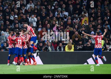 Madrid, Spanien. 25. Februar 2023. Die Spieler von Atletico de Madrid feiern am 25. Februar 2023 in Madrid, Spanien, ein Tor bei einem spanischen Fußballspiel in La Liga zwischen Real Madrid und Atletico de Madrid. Kredit: Gustavo Valiente/Xinhua/Alamy Live News Stockfoto