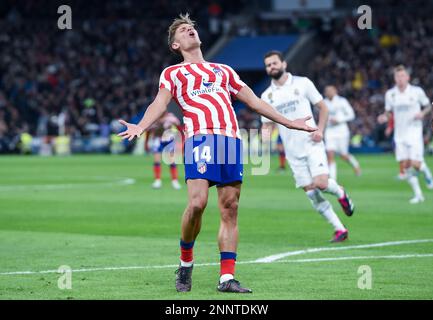 Madrid, Spanien. 25. Februar 2023. Marcos Llorente aus Atletico de Madrid reagiert auf ein spanisches Fußballspiel in La Liga zwischen Real Madrid und Atletico de Madrid am 25. Februar 2023 in Madrid, Spanien. Kredit: Gustavo Valiente/Xinhua/Alamy Live News Stockfoto