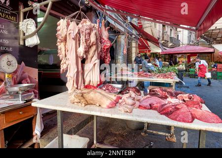 Costa Piscaria, die Straße täglich Markt in Catania Sizilien Italien. Frischer Fisch, Fleisch, Gemüse Stockfoto