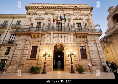 Das Rathaus von Syrakus, der Insel Ortygia. In Piazza Duomo. Sizilien, Italien Stockfoto