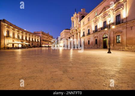 Die Kathedrale von Syrakus (Duomo di Siracusa), früher die Cattedrale metropolitana della Nativita di Maria Santissima, ist eine alte Katholikin Stockfoto