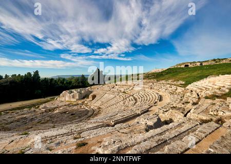 Das griechische Theater von Syrakus Sizilien Italien liegt an den Südhängen des Temeniten-Hügels mit Blick auf die moderne Stadt Syrakus im Südosten Stockfoto