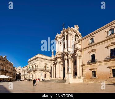 Die Kathedrale von Syrakus (Duomo di Siracusa), früher die Cattedrale metropolitana della Nativita di Maria Santissima, ist eine alte Katholikin Stockfoto