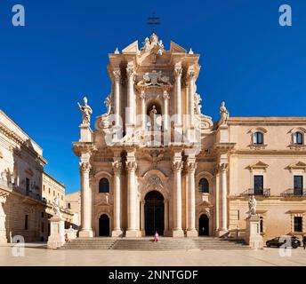 Die Kathedrale von Syrakus (Duomo di Siracusa), früher die Cattedrale metropolitana della Nativita di Maria Santissima, ist eine alte Katholikin Stockfoto
