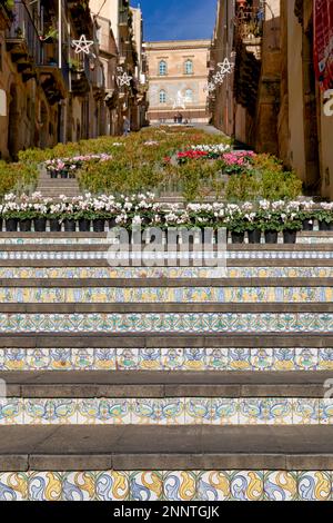 Scalinata di Santa Maria del Monte (Treppe von Santa Maria del Monte). Catlagirone Sizilien Italien Stockfoto