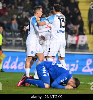 Empoli, Italien. 25. Februar 2023. Neapels Spieler feiern, nachdem der Ardian Ismajli (Bottom) von Empoli am 25. Februar 2023 in Empoli (Italien) bei einem Fußballspiel der Serie A zwischen Neapel und Empoli sein eigenes Tor geschossen hat. Kredit: Alberto Lingria/Xinhua/Alamy Live News Stockfoto