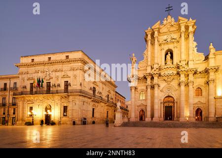 Die Kathedrale von Syrakus (Duomo di Siracusa), früher die Cattedrale metropolitana della Nativita di Maria Santissima, ist eine alte Katholikin Stockfoto