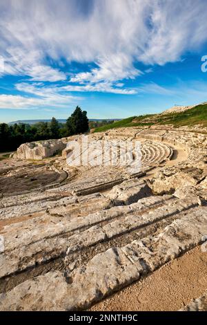 Das griechische Theater von Syrakus Sizilien Italien liegt an den Südhängen des Temeniten-Hügels mit Blick auf die moderne Stadt Syrakus im Südosten Stockfoto